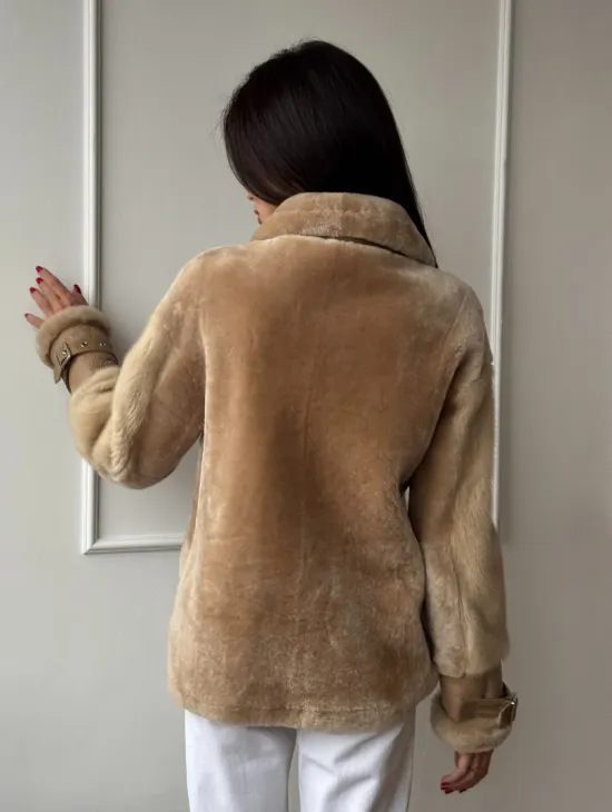 Трендовая куртка - дубленка из натурального меха мериноса и норки на рукавах - фото 9