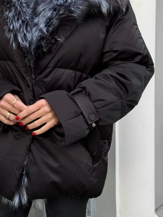 Модный пуховик в стиле Oversize с натуральным мехом чернобурки - фото 1