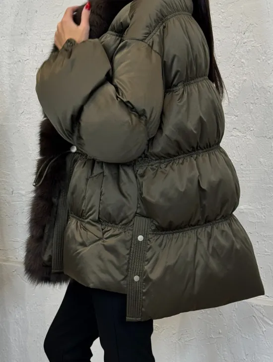Женский стеганный пуховик на гусином пуху с отделкой из меха песца - фото 2