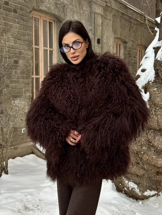 Шуба коричневая из меха ламы - фото 6