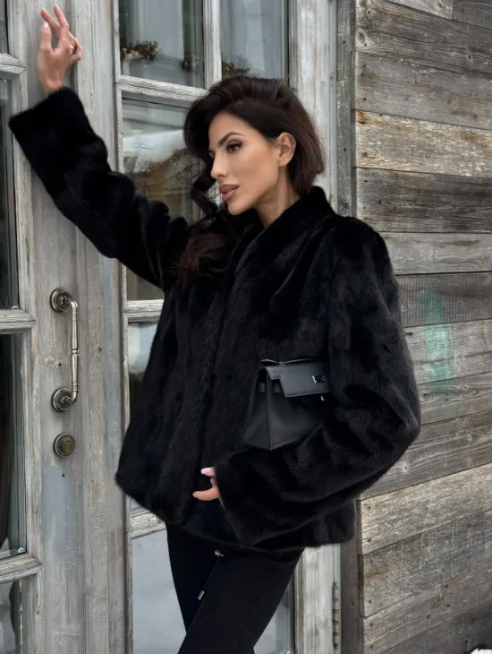 Черный короткий меховой жакет - полушубок с V-образным воротником - фото 9
