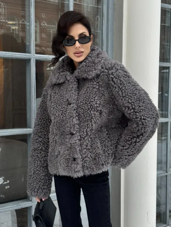 Короткая шубка из натуральной овчины с воротником апаш - фото 3