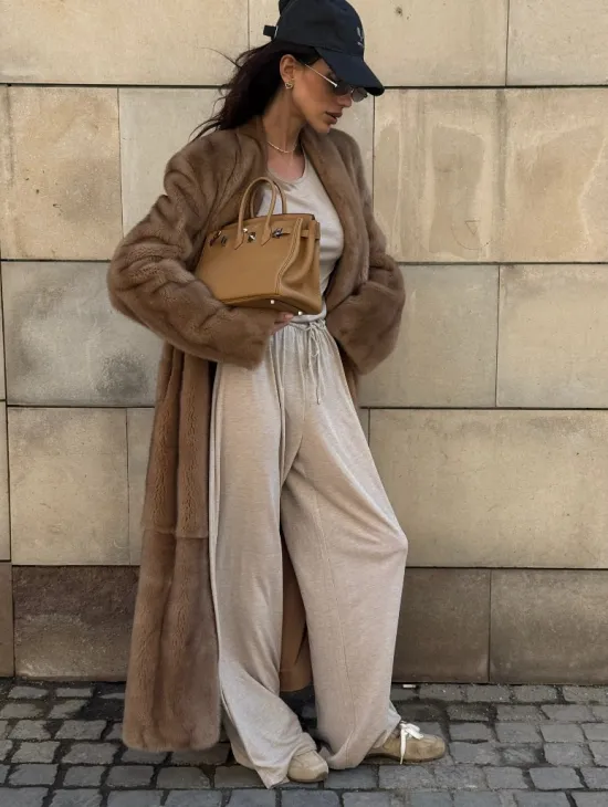 Длинная норковая шуба в цвете пастель с V-образным воротником - фото 4