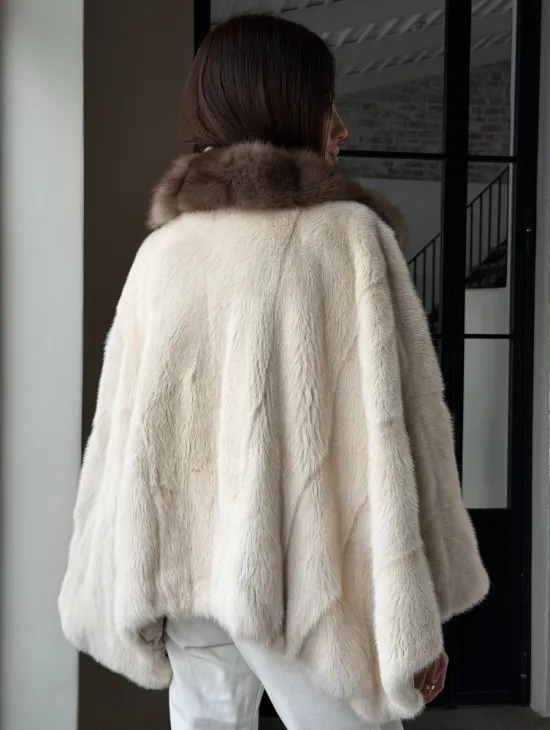 Светлое норковое пончо с воротником из куницы - фото 12