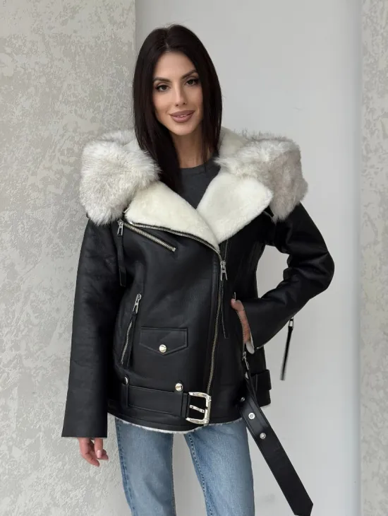 Черная куртка дубленка с капюшоном - фото 0