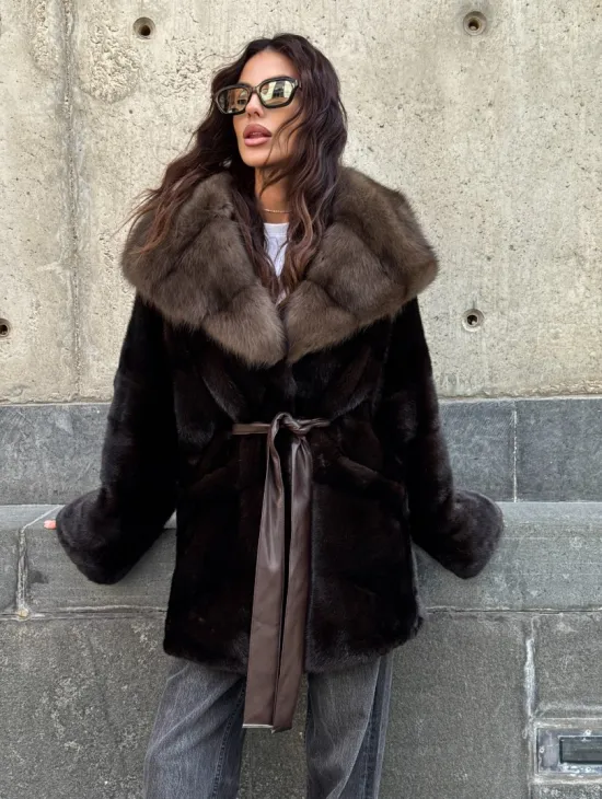 Норковый полушубок в натуральном цвете Brown с капюшоном из куницы - фото 10