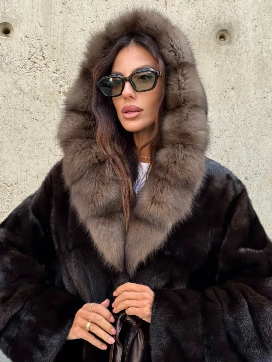 Норковый полушубок в натуральном цвете Brown с капюшоном из куницы - фото 4