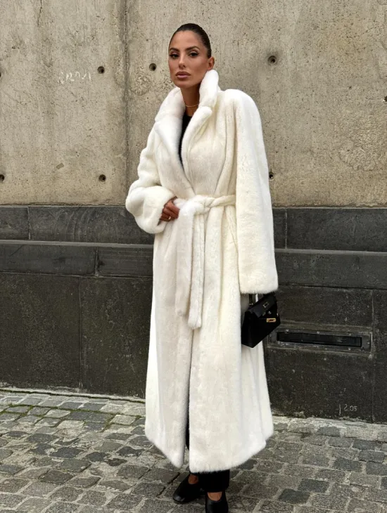 Длинная белая норковая шуба - фото 11