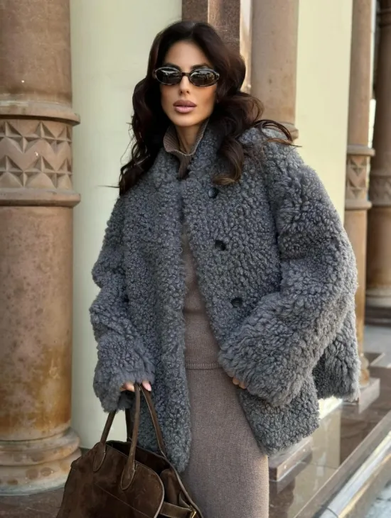 Дубленка серого цвета - двухсторонняя - фото 7