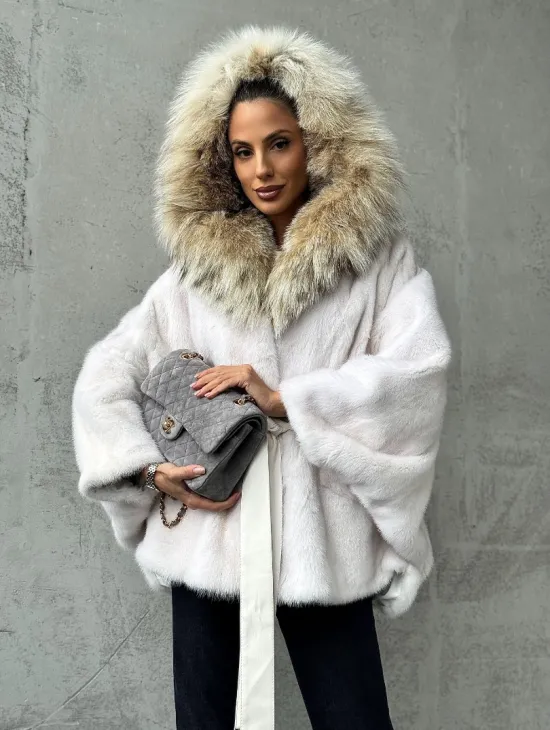 Светлая норковая шуба с капюшоном - фото 8