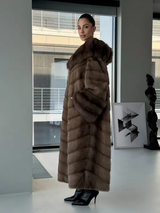 Длинная норковая шуба с отделкой из куницы на рукавах и капюшоне - фото 9