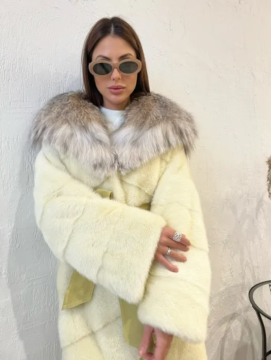 Шуба норковая с капюшоном из меха рыси - бледно-желтый цвет - фото 3