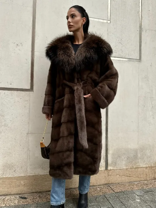Норковая шуба с капюшоном кобра из меха чернобурки в коричневом цвете - фото 0